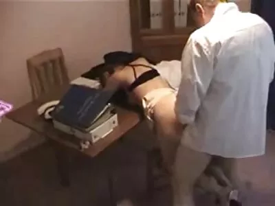 Twerking ភាពស្រស់ស្អាតទាក់ទាញការ fuck ទំពែកជាមួយនឹងស្បែកជើងដ៏ធំរបស់នាង